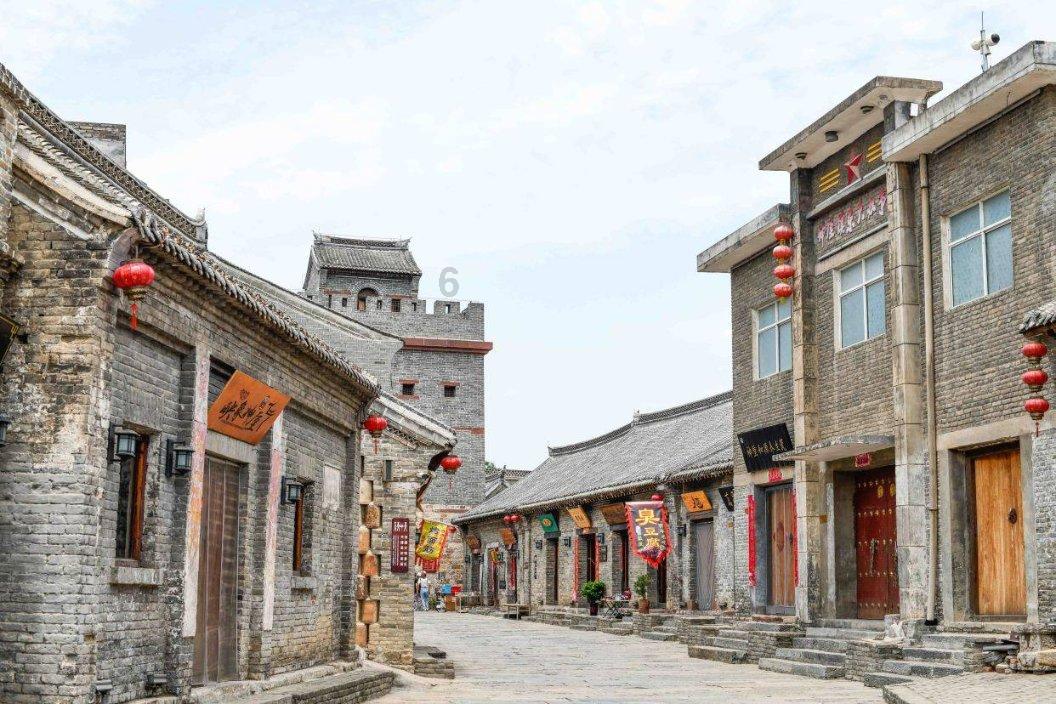 无袖挂脖衫搭配包臀裙，轻松拥有女神范儿，这么精致妩媚的穿搭你喜欢吗？